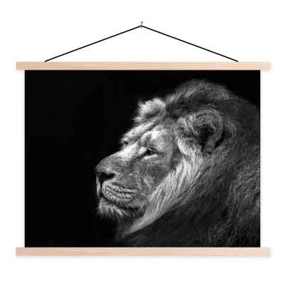 Produktbild von MuchoWow® Textilposter Löwe vor schwarzem Hintergrund in schwarz und weiß 120x90 cm mit holzfarbenen Rahmen - Magnetisch