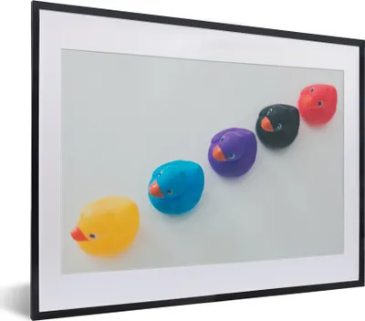 Produktbild von MuchoWow® MuchoWow® Gerahmtes Poster Gummi-Enten - Weiß 40x30 cm - Poster mit zchwarzem Bilderrahmen - Bilderrahmen - Poster im Rahmen