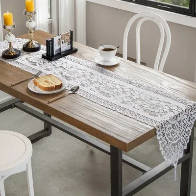Immagine prodotto di Tovaglia ricamata bianca, 33 x 137 cm, con bordi bianchi.