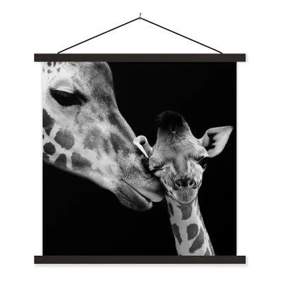 Produktbild von MuchoWow® Textilposter Tiere - Schwarz - Weiß - Giraffe - Porträt 60x60 cm mit schwarzem Rahmen - Posteraufhänger