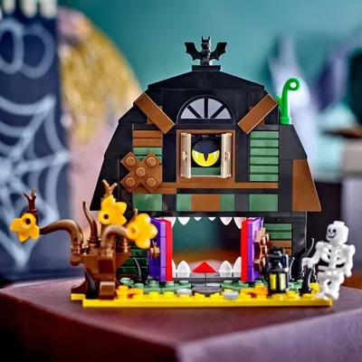 Produktbild von LEGO 40721 Halloween Scheune, Bauset für Kinder ab 8 Jahren, mit Skelett, 205 Teile