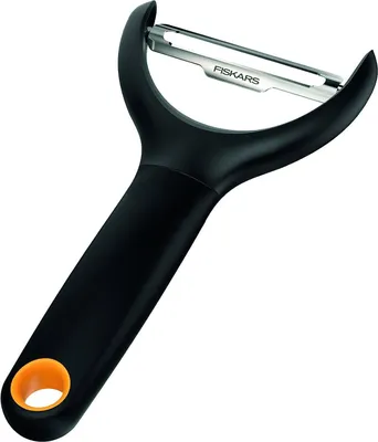 A Fiskars FF Gemüseschäler (vegetable peeler) is shown against a white background.