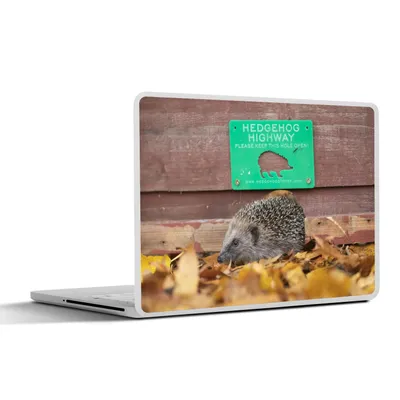 Produktbild von MuchoWow® Laptop Aufkleber Sticker Cover Igel läuft durch den Zaun 31x22.5 cm - Laptop-Deko
