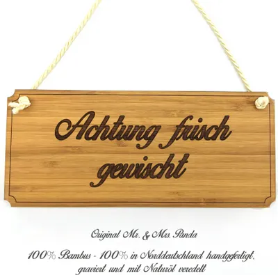 Produktbild von Mr. & Mrs. Panda Wegweiser Achtung frisch gewischt - Geschenk, Shabby, Hinweisschild, Schild, Geschenkidee, Türschild, Werbeschild, Graviert, Holz, Landhaus