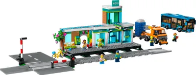 Produktbild von LEGO City Bahnhof, Spielzeug mit Schienen-LKW, Straßenplatte, Schienensegmenten, Spielzeugbus und Minifiguren, Geschenk für Kinder, Jungen und Mädchen, kombinierbar mit anderen Sets 60335