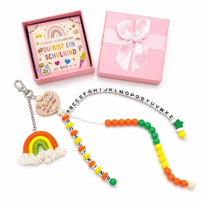 Produktbild von Einschulungs-Anhänger mit Geschenkbox – bunter Schulkind Schlüsselanhänger mit ABC-Perlen, Herz-Anhänger & Regenbogen – Geschenk zur Einschulung