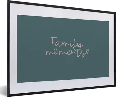 Produktbild von MuchoWow® Gerahmtes Poster Zitate - Sprichwörter - Familienmomente 60x40 cm - Poster mit Schwarzem Bilderrahmen Wandposter Rahmen Foto Bilder - Schlafzimmer - Plakat in Rahmen - Drucken