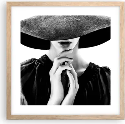 Produktbild von Gerahmtes Poster - Rahmen in heller Eiche - Frau Hände Hut - 40x40 cm - Wand Bild - Wanddeko - Wandbilder - Kunstposter - Wandposter - Bilderrahmen - Bilder - Kunstdruck - P2NAC40x40-5128