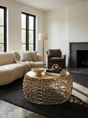 Aufsicht auf den goldenen Design-Sofatisch mit 55 cm Tischplatte, dekoriert mit Glas und Büchern, der die runde Form und die großzügige Ablagefläche im Raum zeigt._#sku_SAFWL6.696#