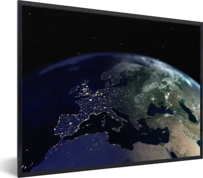 Produktbild von MuchoWow® Gerahmtes Poster Satellitenbild von Europa bei Nacht 80x60 cm - Poster mit Schwarzem Bilderrahmen Wandposter Rahmen Foto Bilder - Schwarzem - Mit Gestell