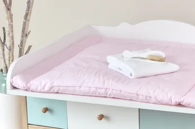 Produktbild von KraftKids Wickelauflage weiße Punkte auf Rosa 85 cm breit x 75 cm tief