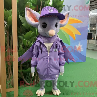 Produktbild von Maskottchen REDBROKOLY einer Lavendelflughund-Fledermaus mit Windjacke und Hut