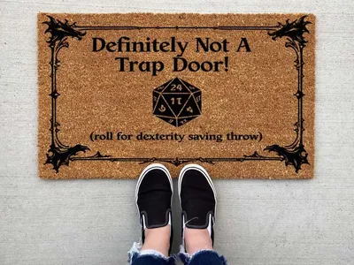 Produktbild von .Fußmatte „Definitely Not a Trap Door“ aus Kokos – Lustige Dungeons DD2 Fantasy Türmatte | Rutschfeste Fußmatte für Innen & Außen | Geek Geschenk