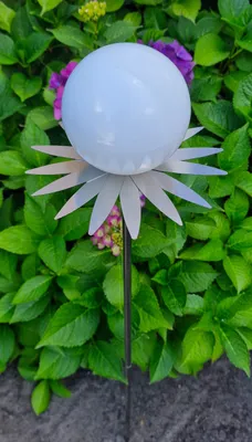 Produktbild von Blütenzauber Milano Rosenkugel 10 cm Edelstahl  weiß poliert Gartenstecker Deko mit Stab 80 cm