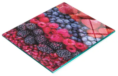 Produktbild von Dekoratives Küchenschneidebrett aus Glas, Erdbeer- und Blaubeermotiv, 60 x 52 cm