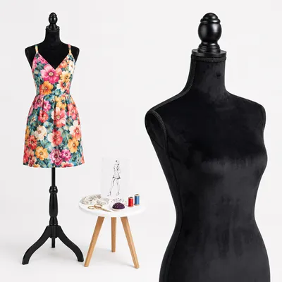 Produktbild von Relaxdays Schneiderpuppe, weiblich, Größe 36/38, höhenverstellbar 130–167 cm, Samt, Holzständer, Nähpuppe, schwarz