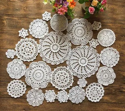 Produktbild von Famanu Set von 24 handgehaakten Platzdeckchen - Weiß, Vintage-Design