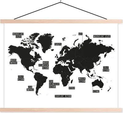 Produktbild von MuchoWow® Textilposter Weltkarte - Schwarz und weiß 150x113 cm mit holzfarbenen Rahmen - Poster