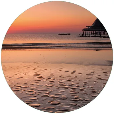 Produktbild von Wallario Premium Glasbild, freischwebende Optik, kräftige Farben, rund 50cm Durchmesser, Motiv Strand am Abend - Seebrücke am Ostseebad Heringsdorf