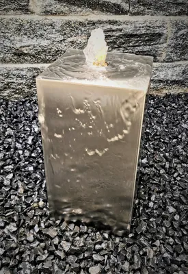 Produktbild von Säulenbrunnen 40 / 20 cm eckig Edelstahl matt gebürstet incl. LED ohne Becken Gartenbrunnen