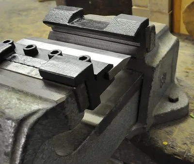 Produktbild von Bankschraube mit Biegebacken, 150 mm, mit Magnethalter, für präzises Biegen