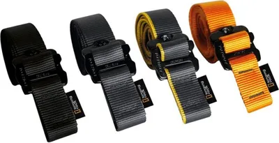Vier Hüftgürtel in verschiedenen Farben (schwarz; grau; gelb; orange) von singing rock; Modell Rock Lock.