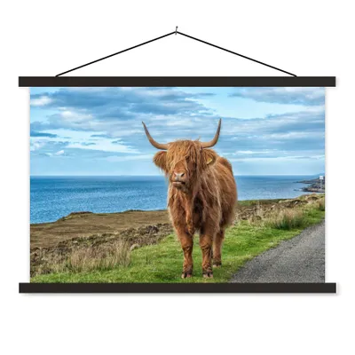 Produktbild von MuchoWow® Textilposter Schottischer Highlander - Wasser - Hörner 90x60 cm mit schwarzem Rahmen - Aufhängungssatz