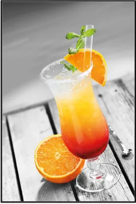 Produktbild von Wallario Wandbild Bunter Cocktail am Pool mit Hintergrund in schwarz weiß, Größe: 61 x 91,50 cm, Poster mit schwarzem Aluminiumrahmen