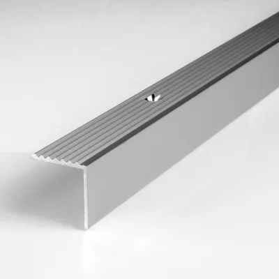 Produktbild von PROVISTON | Treppenkante | Aluminium eloxiert | Silber | Breite 20 mm | Höhe 20 mm | Länge 2700 mm | Gebohrt | Treppenkantenprofil | Treppenwinkel | Winkelprofil | Kombiwinkel | 1 Stück