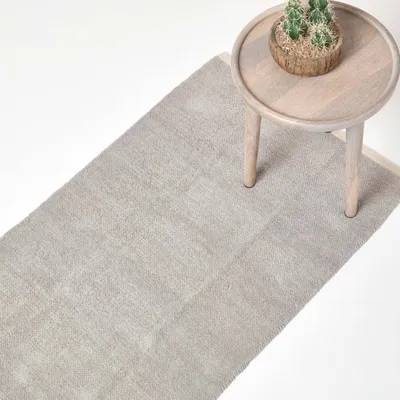 Produktbild von HOMESCAPES Hellgrauer Chenille-Teppich mit naturfarbenem Rand aus 100% Baumwolle, 66 x 200 cm