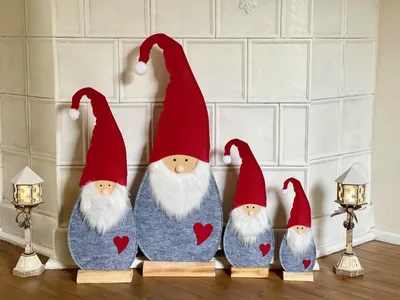 Produktbild von Wichtel aus Filz in rot / grau mit Herz, 48 cm hoch, Dekofigur, Weihnachtswichtel, Weihnachtsdeko
