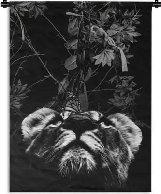 Produktbild von MuchoWow® Wandteppich Wandbehang Ein Tiger mit einem Schmetterling auf der Nase und Blumen - schwarz und weiß 150x200 cm Tapisserie Dekoration Wandtuch - Wandaufhängung - Moderner