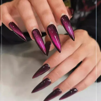 Obrázok produktu pre Umelé nechty, štýl "stiletto", tmavo fialové, s efektom "mačací pohľad", magnetické, s lepiacim gélom, model AHE11