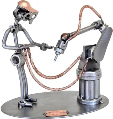Image de Figurine en métal « Technicien en automatisation » – Sculpture artisanale, pièce unique