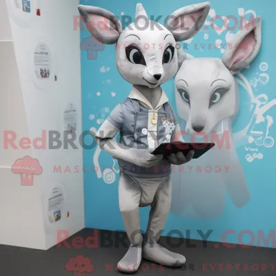 Produktbild von Maskottchenkostüm REDBROKOLY eines silbernen Rehs mit Rashguard und Clutch