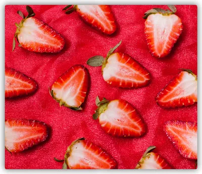 Produktbild von Tulup Glas Herdabdeckplatte Glaskeramikkochfeld-Abdeckung Spritzschutz Glasabdeckplatte Kochplattenabdeckung und Schneidebrett - Einteilig - 60x52 cm Gehackte Erdbeeren
