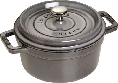 Produktbild von Staub Cocotte Schmortopf, Gusseisen, Graphitgrau, rund. Maße: 18cm Ø, 1.7L, 3.0kg, Boden Ø 14.9cm, H. o. Deckel 8.3cm, H. gesamt 13.5cm, L. 24cm, B. 19cm. Innen mattschwarz emailliert (antihaft, kratzfest, pflegeleicht); außen farbige Emaille; Deckel mit Noppenstruktur. Backofengeeignet für alle Herdarten inkl. Induktion. Ideal zum Schmoren, Kochen, Braten, Backen.