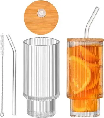 Produktbild von Famanu Trinkgläser mit Deckel und Strohhalm - geribbelt