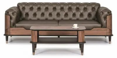 Immagine prodotto di Elegante divano Chesterfield a tre posti color marrone e robusto tavolino da salotto in due pezzi