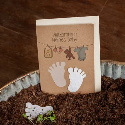 Produktbild von Die Stadtgärtner – Geburtskarte mit Saatpapier I Schöne Karte zur Geburt Mädchen & Junge mit Fuß-Motiv I Saatpapier mit hochwertigen Wildblumen-Samen I Karte mit Umschlag I 10,5 x 14,8 cm (DIN A6)