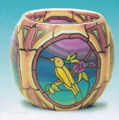 Ein Windlicht aus Fimo-Glas mit einem Vogelmotiv im Jugendstil.