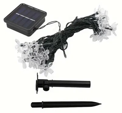 Solarbetriebene Lichterkette mit klaren blumenförmigen Abdeckungen, schwarzem Solarpanel und Erdspieß