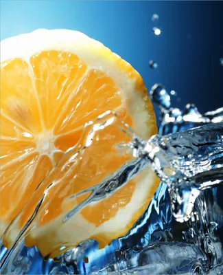 Produktbild von Wallario Magnet für Kühlschrank / Geschirrspüler, magnetisch haftende Folie - 60 x 80 cm, Motiv: Orange in spritzigem Wasser vor blauem Hintergrund