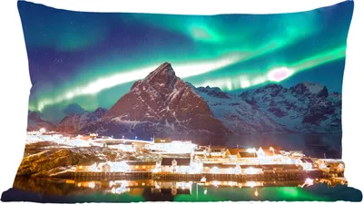 Produktbild von MuchoWow® Zierkissen Sofakissen Wohnzimmer Dekokissen 60x40 cm Nordlicht über einem Dorf in Norwegen - Kopfkissen - Polster mit Foto