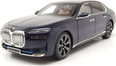 Produktbild von Minichamps 110023202 BMW i7 2022 blau metallic 1:18