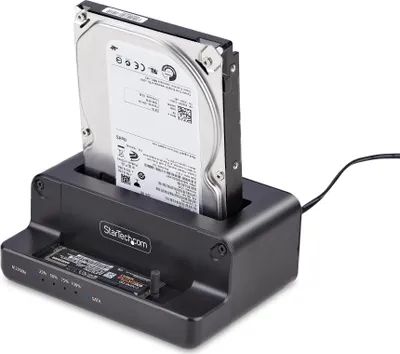 Produktbild von StarTech.com NVMe M.2 auf 2,5-3,5" SATA HDD Duplikator, Eigenstandiger Kloner, M2 NVMe, Dual-Bay SATA SSD Klonen&Docken, 27GB/min, NVMe zu SATA/SATA auf M2,TAA, HDD/SSD-Duplikator, 1 Kopien, USB 3.2 Gen 2 (3.1 Gen 2), Schwarz, Kopieren, 27 GB/min