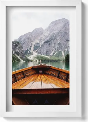 Produktbild von Boot auf einem Bergsee– Wandbild mit Rahmen – Gerahmtes Bild  – Wanddekoration – 20x30 cm – Weiß