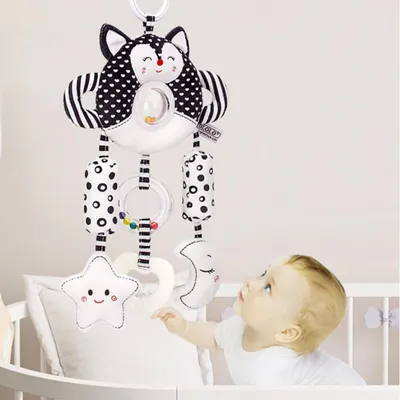 Immagine prodotto di Giocattolo sonaglio sospeso, morbido peluche bianco e nero con campanellino, lettino, culla, seggiolino auto, passeggino per bambini e bambine da 0 a 1 anno