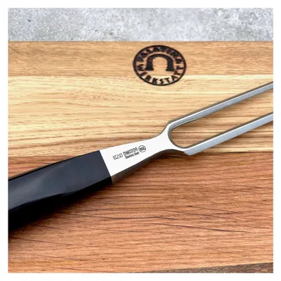 Produktbild von KAI Shun Classic Fleischgabel mit handgefertigtem Fassholzbrett 30x18 cm