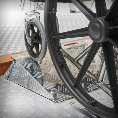 Produktbild von Datona - Türschwellenrampe aus Aluminium 40 x 72 x 6-9 cm - Rollstuhlrampe & Schwellenrampe tragbar 300 kg mit Griffen leicht 3 kg rutschfest für Türschwelle Balkon